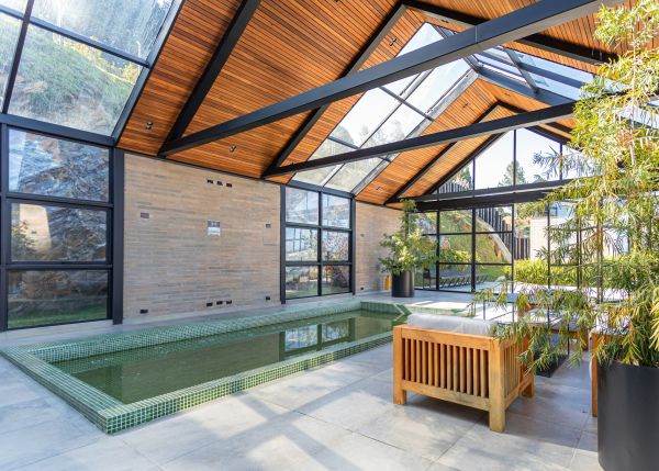 Coût d'un abri de piscine haut : guide pour établir votre budget